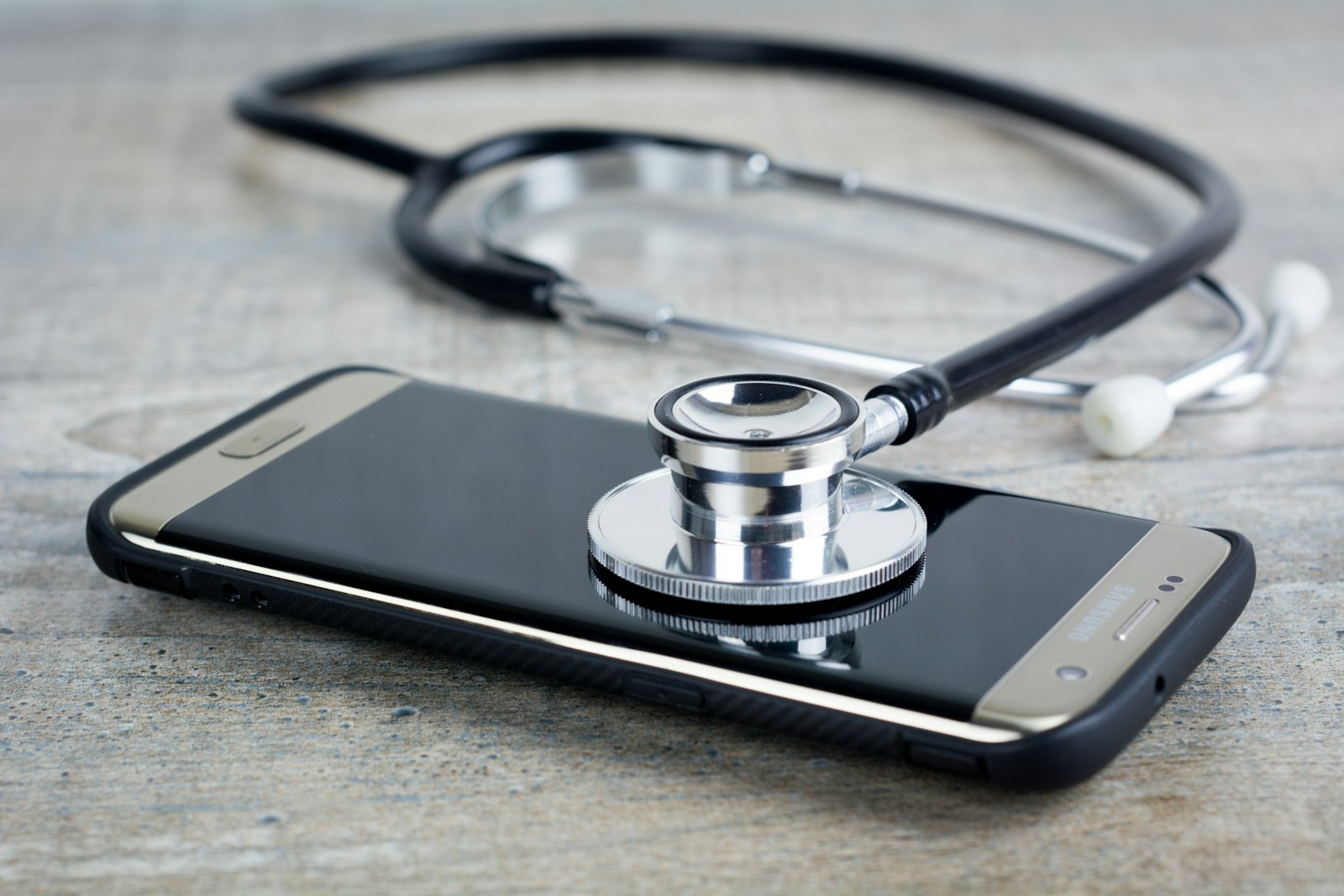 Smartphone i stetoskop — telemedycyna i e-recepta online