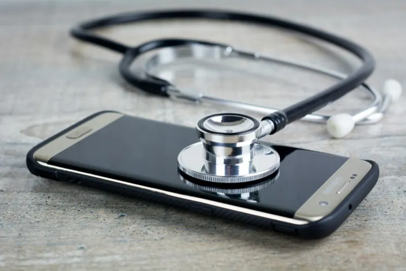Smartphone i stetoskop — telemedycyna i e-recepta online